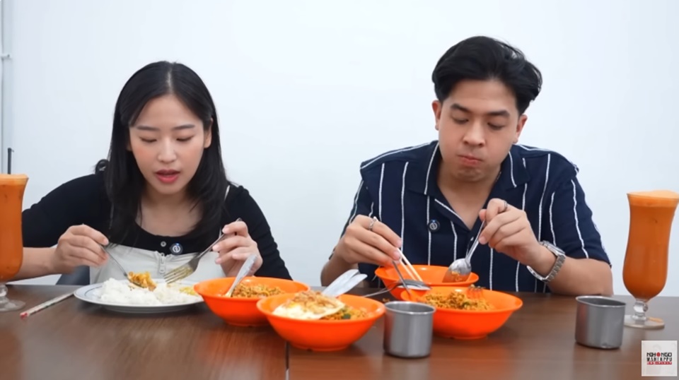Cara Unik Haruka Nikmati Mie Bangladesh